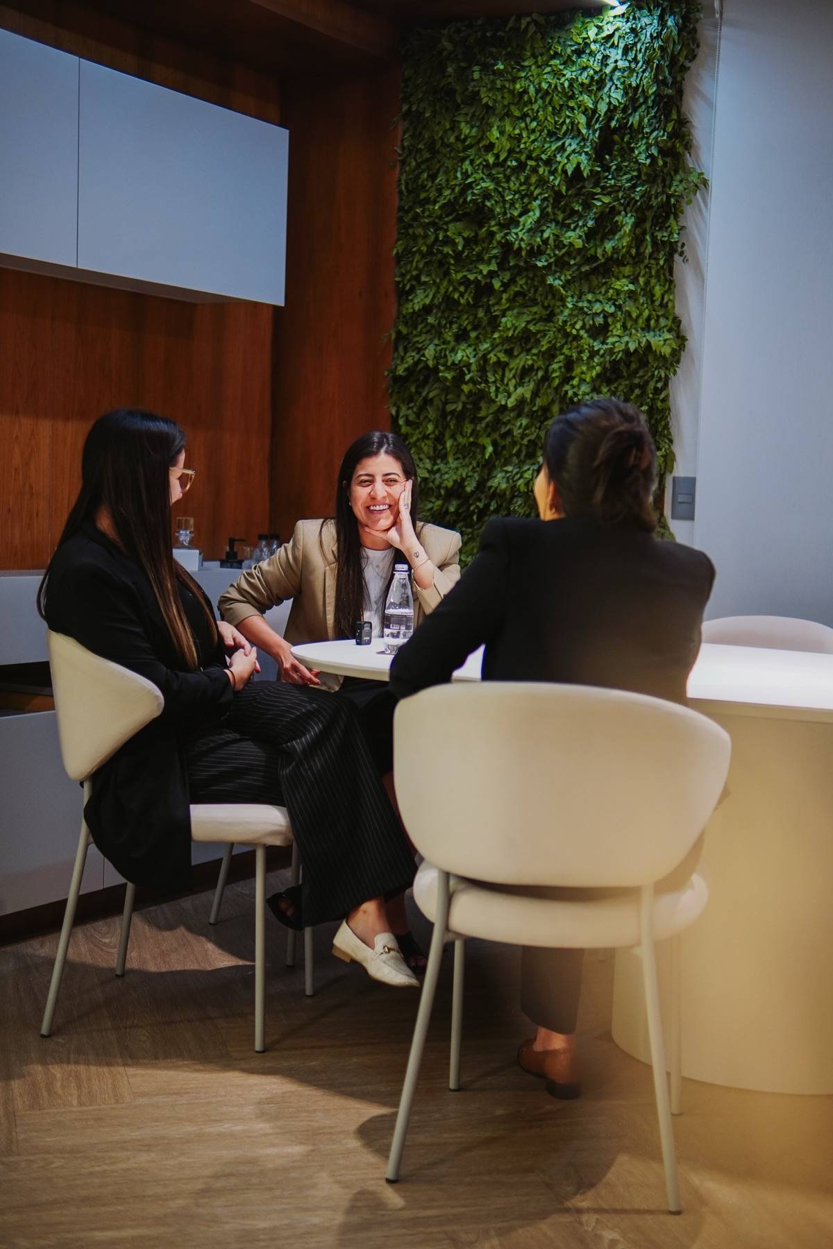 Jéssica Galvani conversando com clientes arquitetas em um escritório
